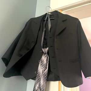 Size 4 boys black suit. Jacket shirt pants and best and tie!